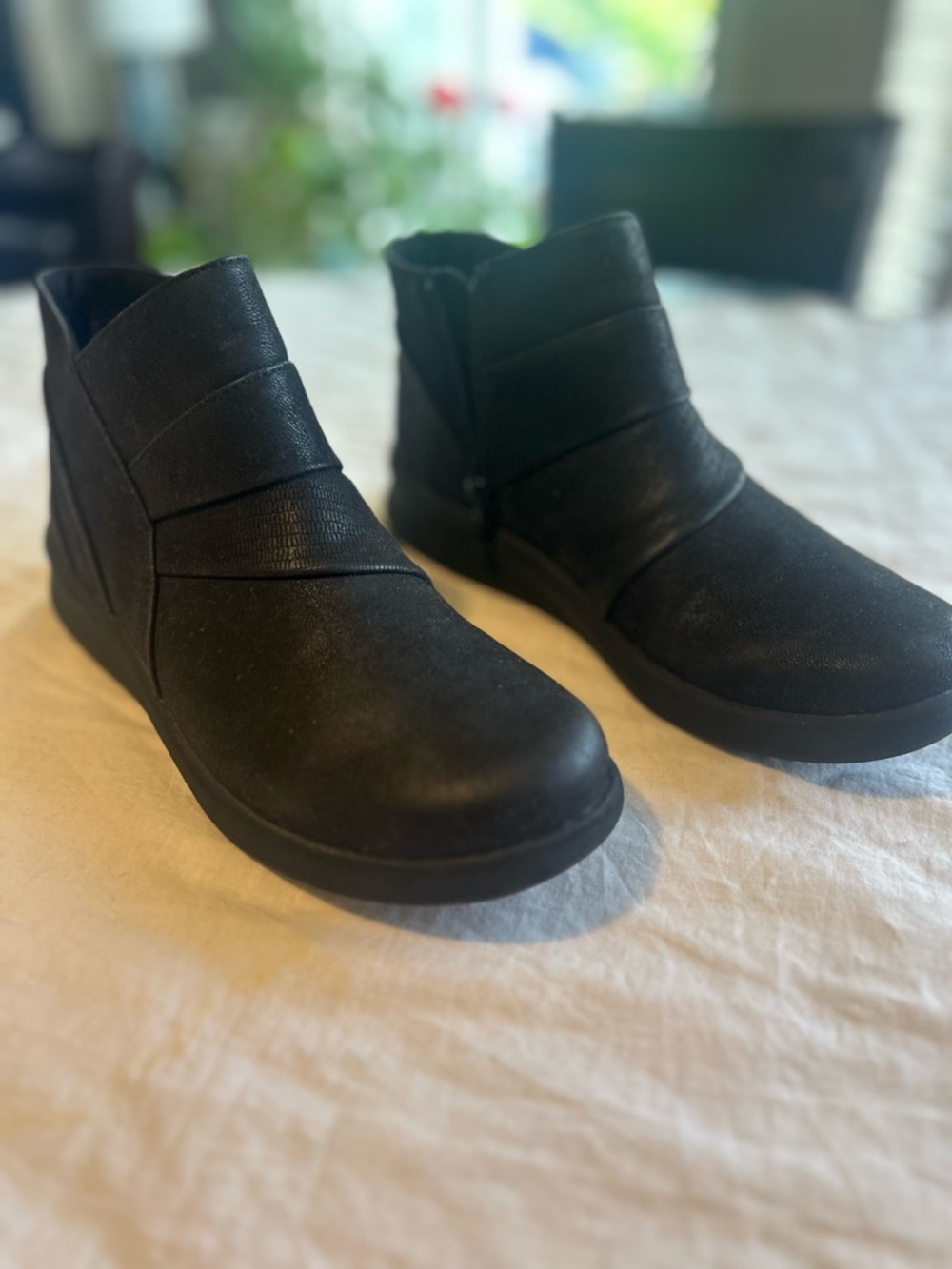 Clarks Black Leather Ankle Booties with Side Zip size 8.5,